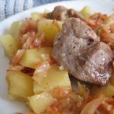 Задушено свинско със зеле и картофи